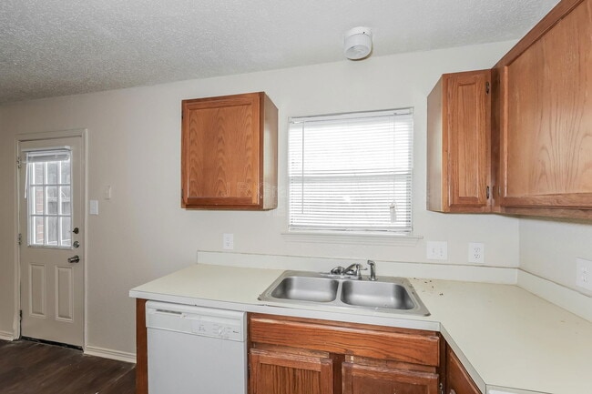 Building Photo - 5853 Shadydell Dr