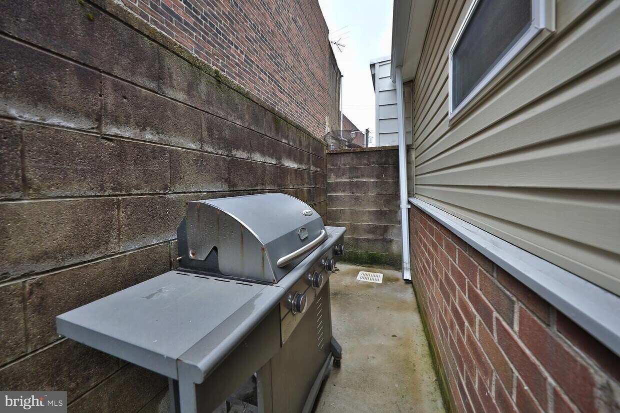 Primary Photo - 212 McKean St