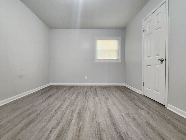 Building Photo - 5971 Moss Dr