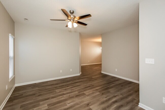 Foto del edificio - 7150 Parklake Pl