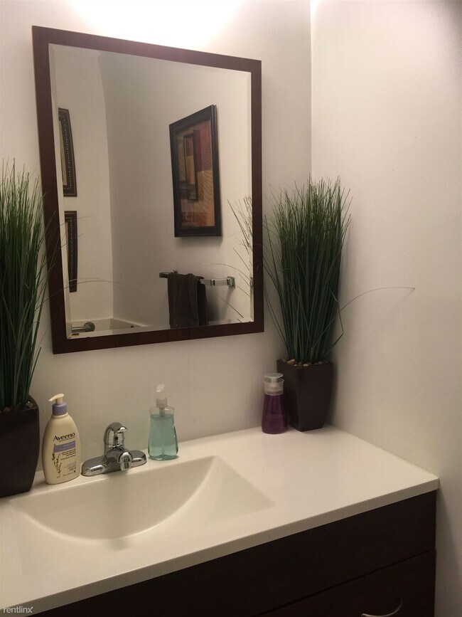 Building Photo - 3 br, 1.5 bath Condo - 60 Hayes Ave