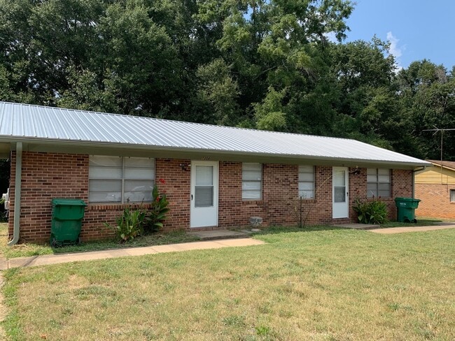 Building Photo - 1 Bedroom, 1 Bath Duplex Apartment on the Eastside! Available now!