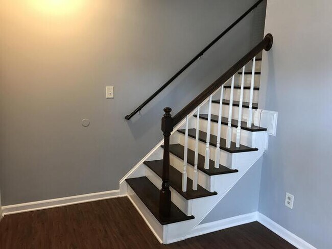 Building Photo - 3 bedroom 2.5 bath home!