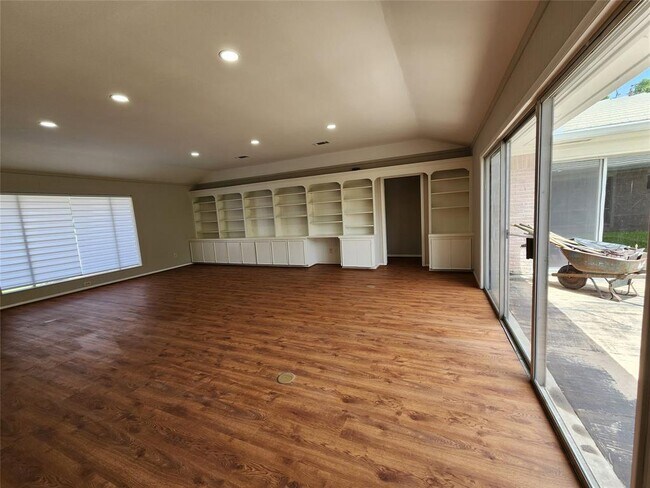 Building Photo - 8023 S Braeswood Blvd