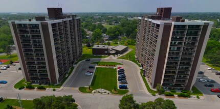 Building Photo - 9099 Riverside Dr E