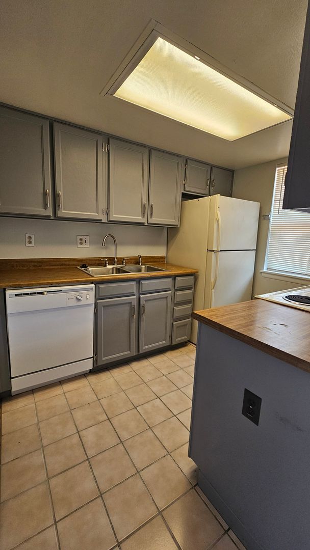 Building Photo - 8873 W 86th Dr