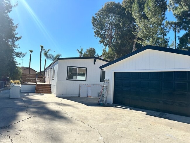 Building Photo - Available Now! Amazing Views and Spacious ...