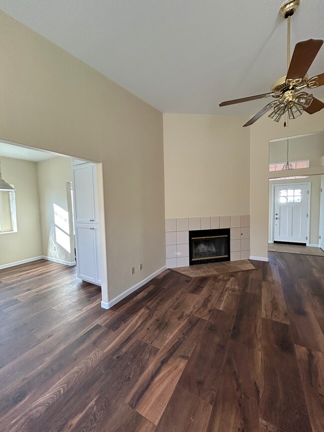 Foto del edificio - 366 Hollyhock Cir