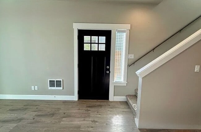 Building Photo - 1058 NE Regan Hill Loop