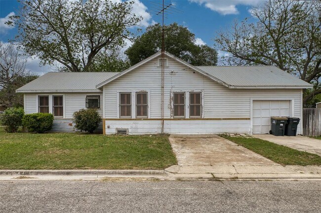 Building Photo - 500 W Austin St