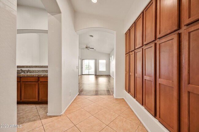 Foto del edificio - 7136 W Forest Grove Ave