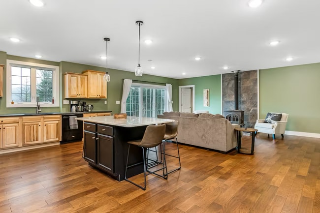 Building Photo - 4 Bedroom in Waterbury, VT Available on 7/1 (Furnished + Utilities included)