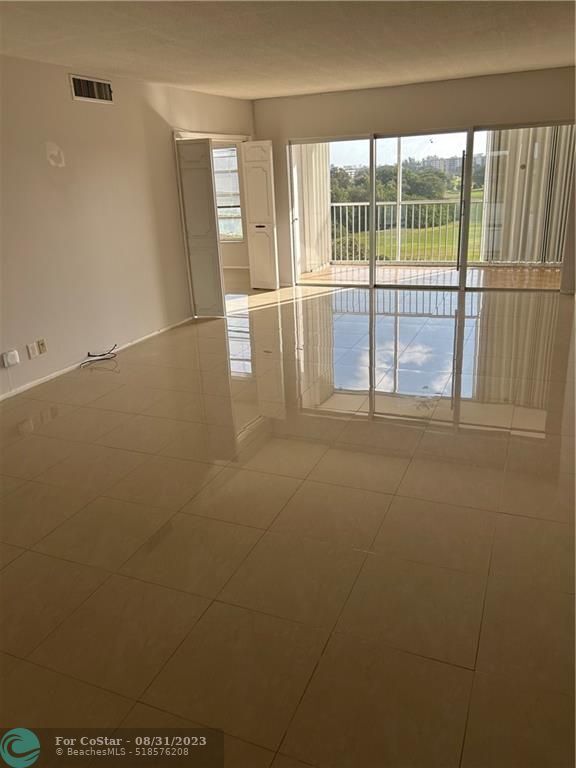 Building Photo - 3300 N Palm Aire Dr