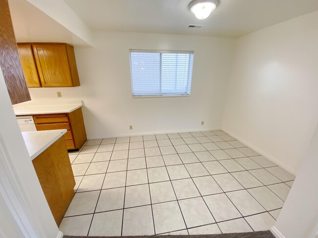 Building Photo - 707 600 W