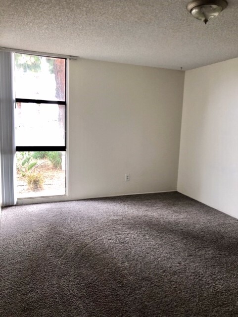 Building Photo - 2670 Mission Village Dr