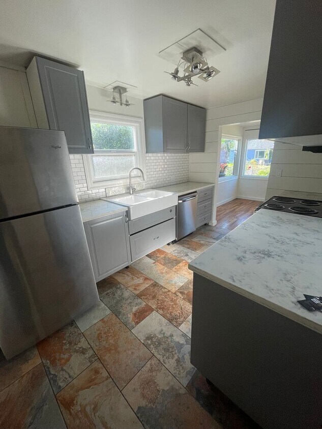Foto principal - Convieniently located charming home with m...