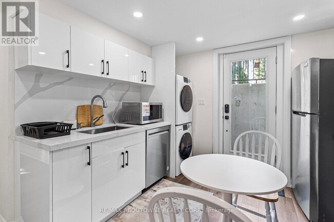 Photo du bâtiment - 523 Pinegrove Rd