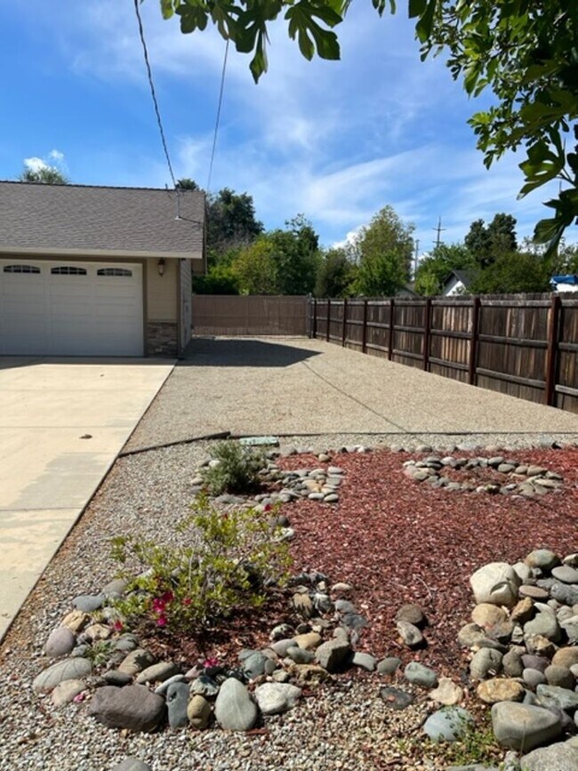 Foto del edificio - 3 Bedroom Home in Mistletoe Neighborhood