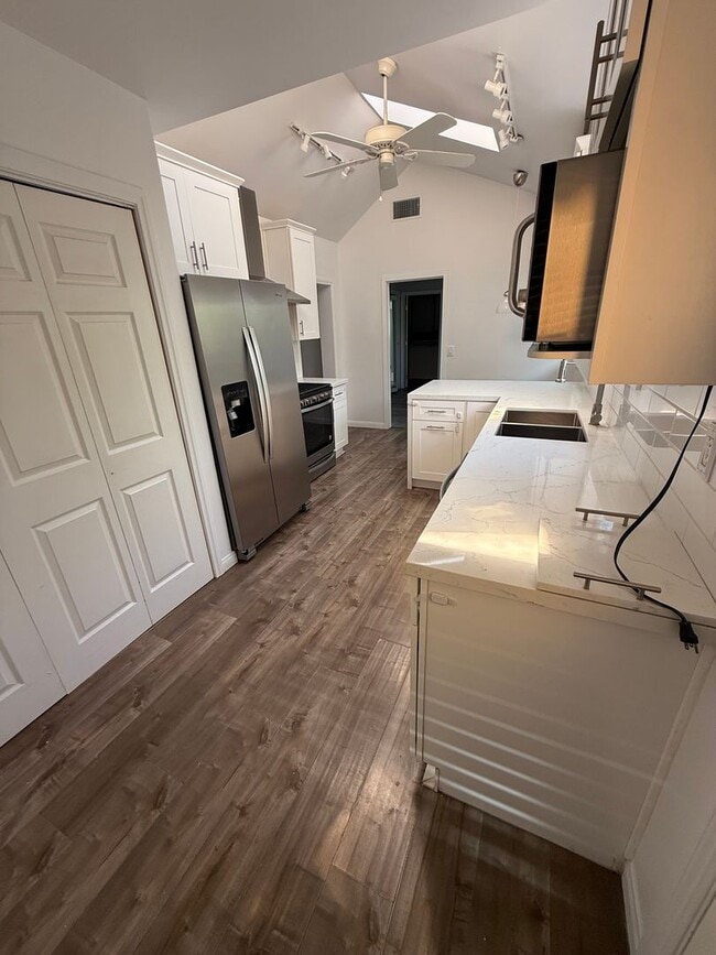 Building Photo - Remodeled 3 Bed 3 Bath House with Jacuzzi and Detached Office!