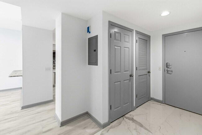 Foto del edificio - MOVE IN SPECIAL- Beautiful Newly Renovated 2/2 Condo at The Waverly on Lake Eola in Downtown Orlando