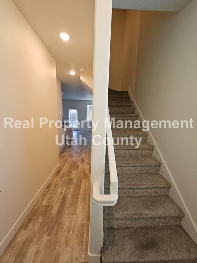 Building Photo - Provo Town home