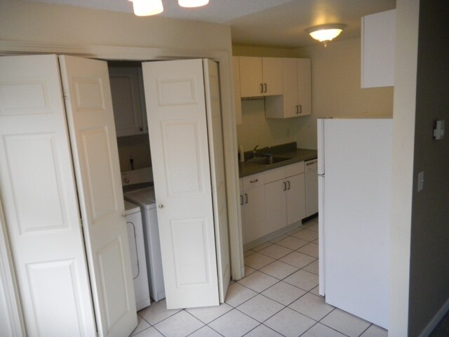 Lavadora/secadora junto a la cocina. - 1124 SE Umatilla St