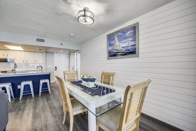 Building Photo - 10515 Front Beach Rd