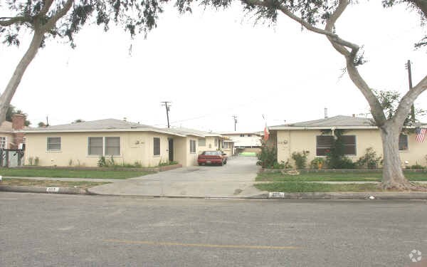 Building Photo - 205-207B E Victoria Ave
