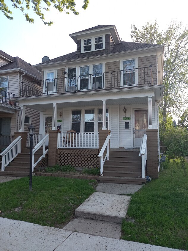 1049 Wayburn St Unit Lower, Grosse Pointe, MI 48230 Apartments in