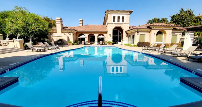 Building Photo - Beautifully Remolded Upscale 2 bed 2 bath ...