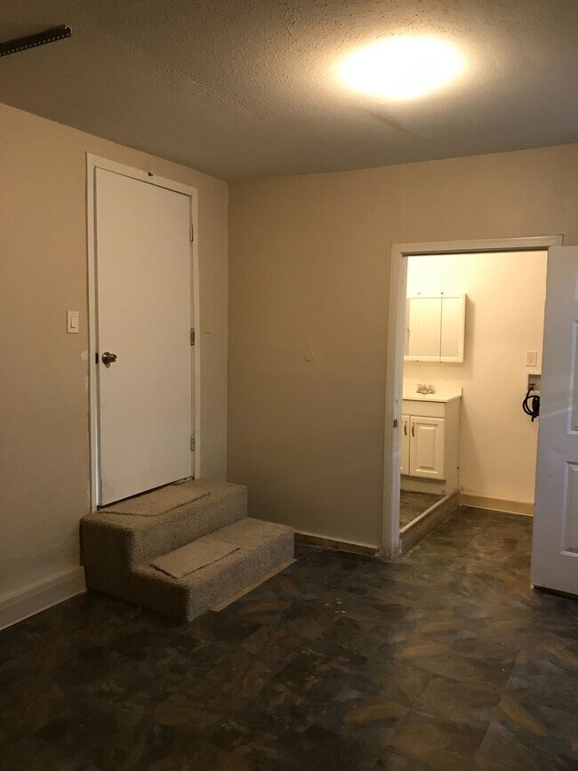 Building Photo - Aspen Ave - BLUE