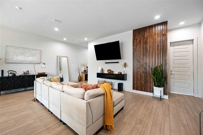 Building Photo - 6811 Rocinante Ln