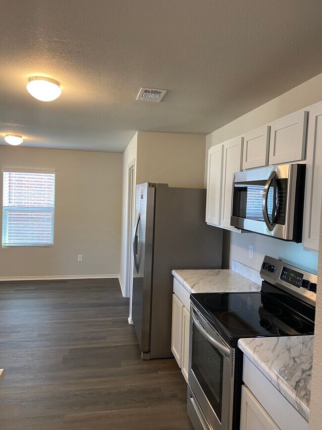 Building Photo - *Pre-leasing* Three Bedroom | Two Bathroom...