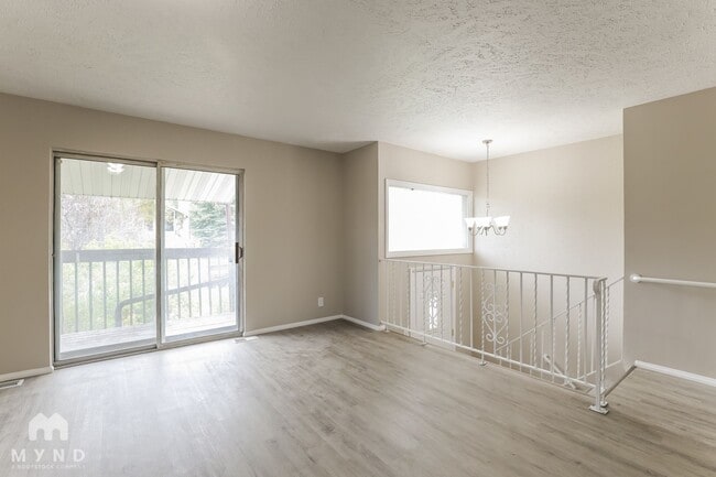 Building Photo - 2460 Woodthrush Dr