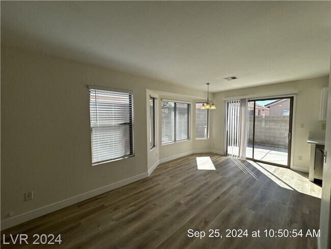 Foto del edificio - CHARMING SINGLE-STORY HOME IN A QUIET CUL-...