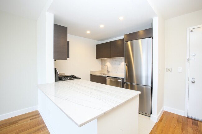 Foto del edificio - 36 W 48th St