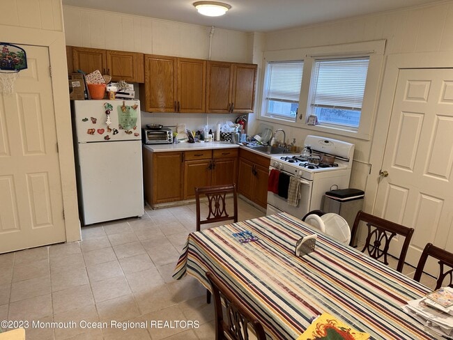 Building Photo - 211 9th Ave