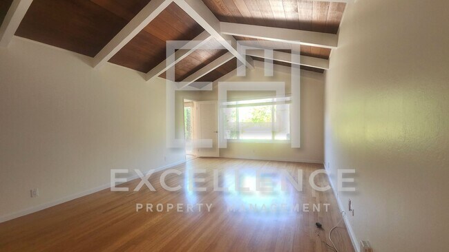 Foto del edificio - Spacious 4/2 with Workshop Area, Formal Di...
