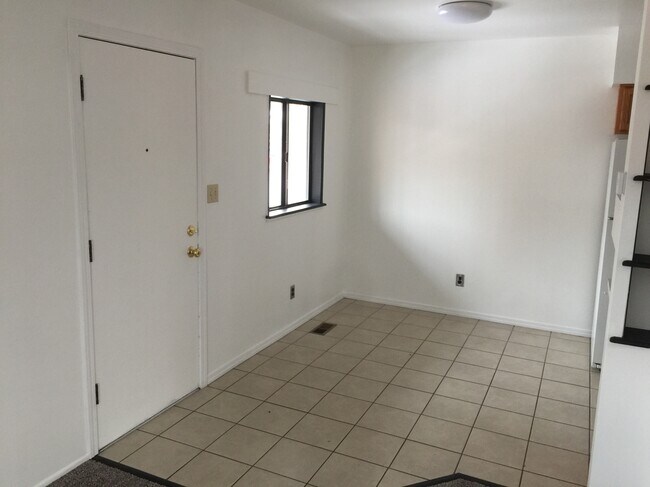 Área de comedor - 2604 Tremont St