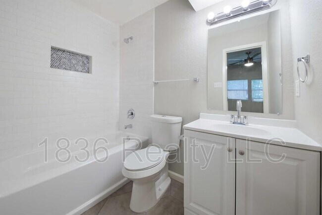 Foto del edificio - 2210 Donahue Ln