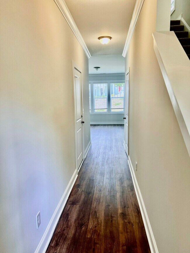 Building Photo - 512 Kingsway Cir