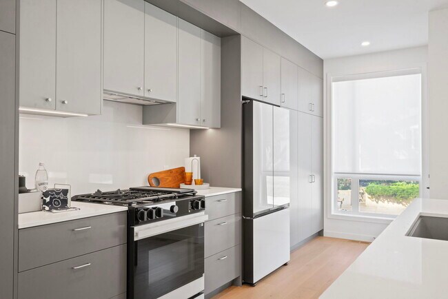 Building Photo - 8 8 St SE