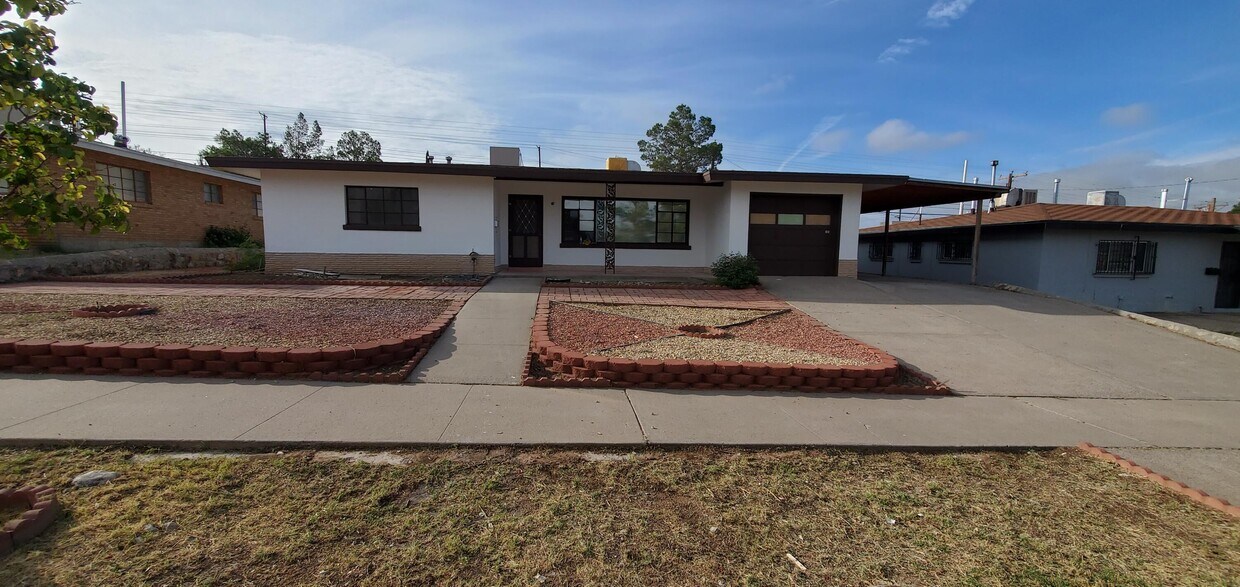 Primary Photo - 323 San Saba Rd