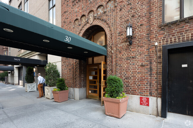 Building Photo - 30 E 76th St