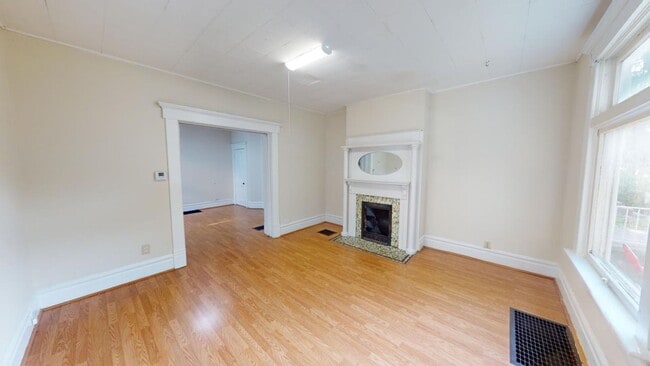 Foto del edificio - 3 BEDROOMS, 1 FULL BATH + 2 FREE Off-Stree...