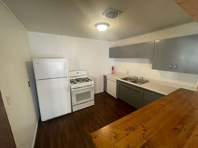 Building Photo - 4 bed 1 bath, with extra large utility are...