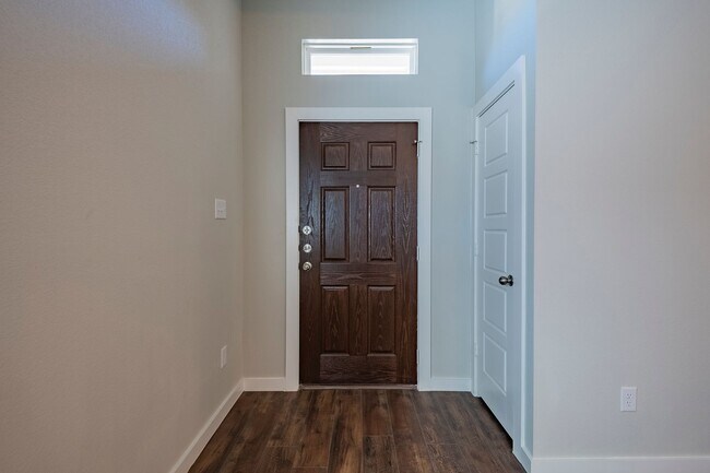 Building Photo - AVAILABLE NOW! GORGEOUS 3 BEDROOM DUPLEX L...