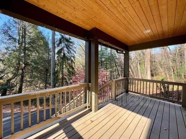 Foto del edificio - 12 Beaverdam Knoll Rd