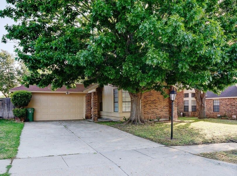 Primary Photo - 2323 Clareton Dr