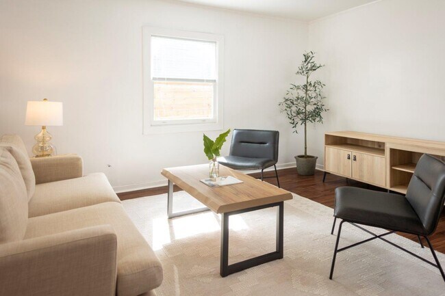 Building Photo - 2109B Sadler Ave